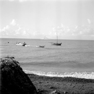 De kust van Saba. Aan de horizon H.M. kruiser De Ruyter, Bestanddeelnr 252-4072