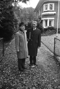 De heren drs. W.K.N. (Norbert) Schmelzer (KVP) (links) en dhr. B. (Bauke) Roolvi, Bestanddeelnr 919-7912