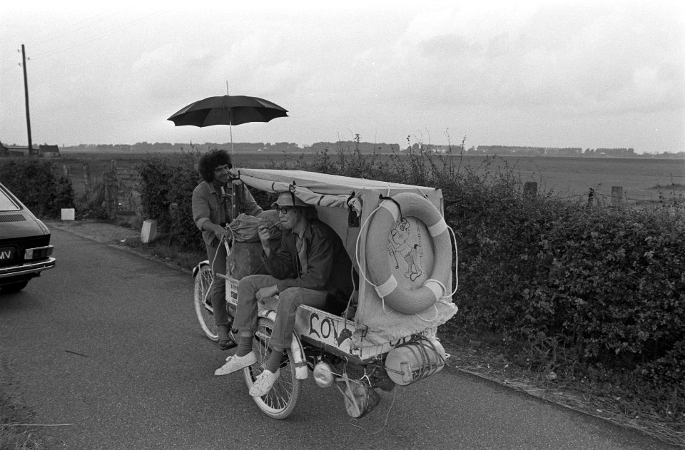 De jongelui gaan op weg met de bakfiets, Bestanddeelnr 923-6332