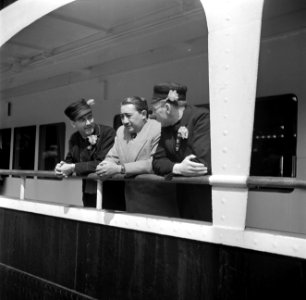 De kunstenaar Eppo Doeve aan boord in Harwich met twee Gorselse boerendansers, Bestanddeelnr 254-2917