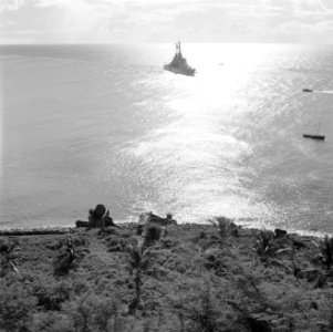 De kust van Sint Eustatius. In de verte H.M. kruiser De Ruyter voor anker, Bestanddeelnr 252-4062