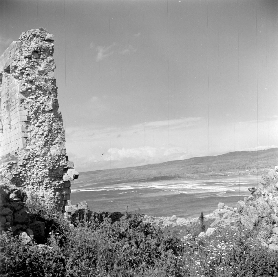 De kuststrook bij Atlit in de buurt van Haifa met archeologische muurresten, Bestanddeelnr 255-1476