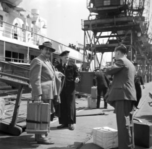 De kunstenaar Eppo Doeve op Parkeston Quay in de haven van Harwich, Bestanddeelnr 254-2913