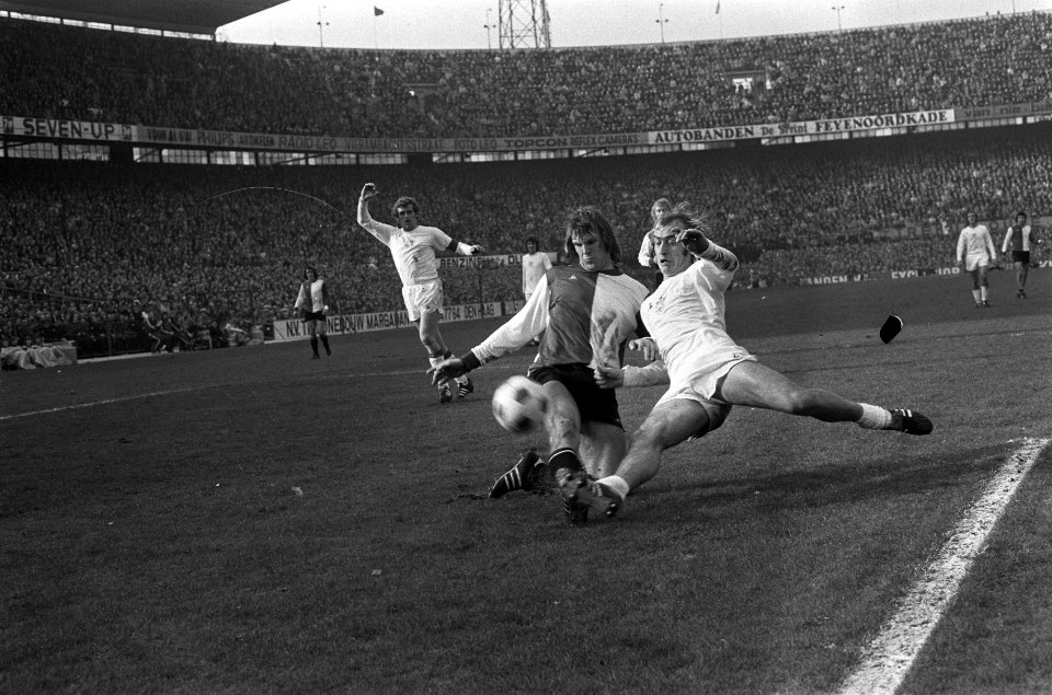 De Jong in duel met Blankenburg (rechts), links Piet Keizer, Bestanddeelnr 927-0089