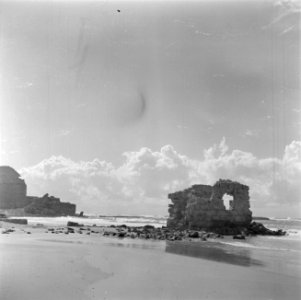 De kuststrook bij Atlit in de buurt van Haifa met archeologische muurresten, Bestanddeelnr 255-1475