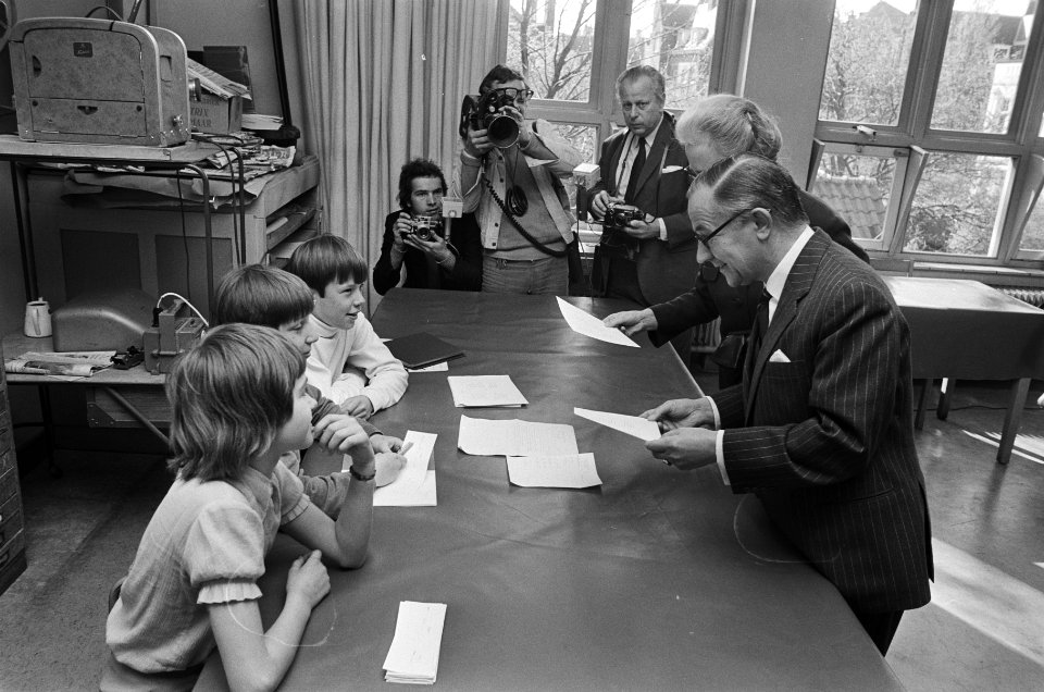 De Jong in een stemlokaal voor de schooljeugd, Bestanddeelnr 924-4991
