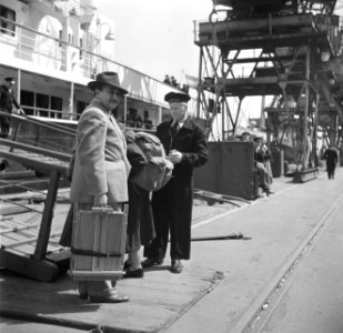 De kunstenaar Eppo Doeve op Parkeston Quay in de haven van Harwich, Bestanddeelnr 254-2914