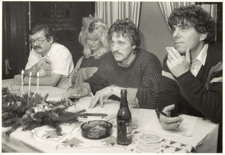 De jury van de discjockeywedstrijd in jongerenhonk Radar. V.l.n.r. dj Joost Verhoeven, actrice Lyda van Leersum, zanger Alexander Curly en platenbaas Herman Smits. NL-HlmNHA 54023390