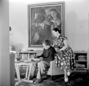 De kunstenaar Eppo Doeve met echtgenote Etty Doeve-Corporaal in de woonkamer van, Bestanddeelnr 254-2936
