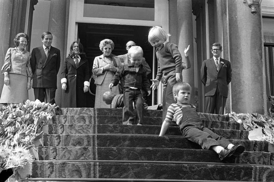 De Koninklijke familie op het bordes met prinsjes op de trap, Bestanddeelnr 925-5695