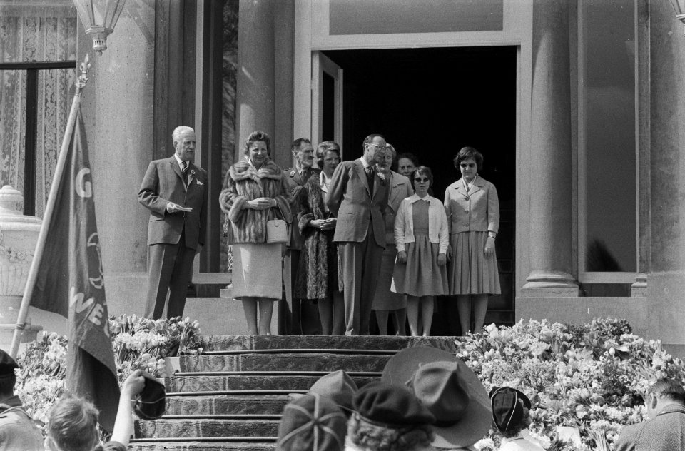 De koninklijke familie op het bordes van paleis Soestdijk, Bestanddeelnr 911-2043
