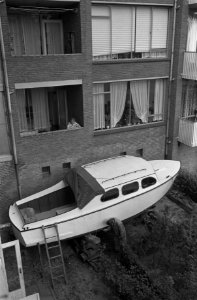 De heer C van den Heuvel bouwt kajuitjacht in tuin in anderhalf jaar, in Aalber, Bestanddeelnr 914-4105