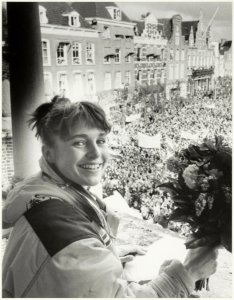 De huldiging van drievoudig Olympisch schaatskampioene Yvonne van Gennip op het bordes van het stadhuis. NL-HlmNHA 54020754