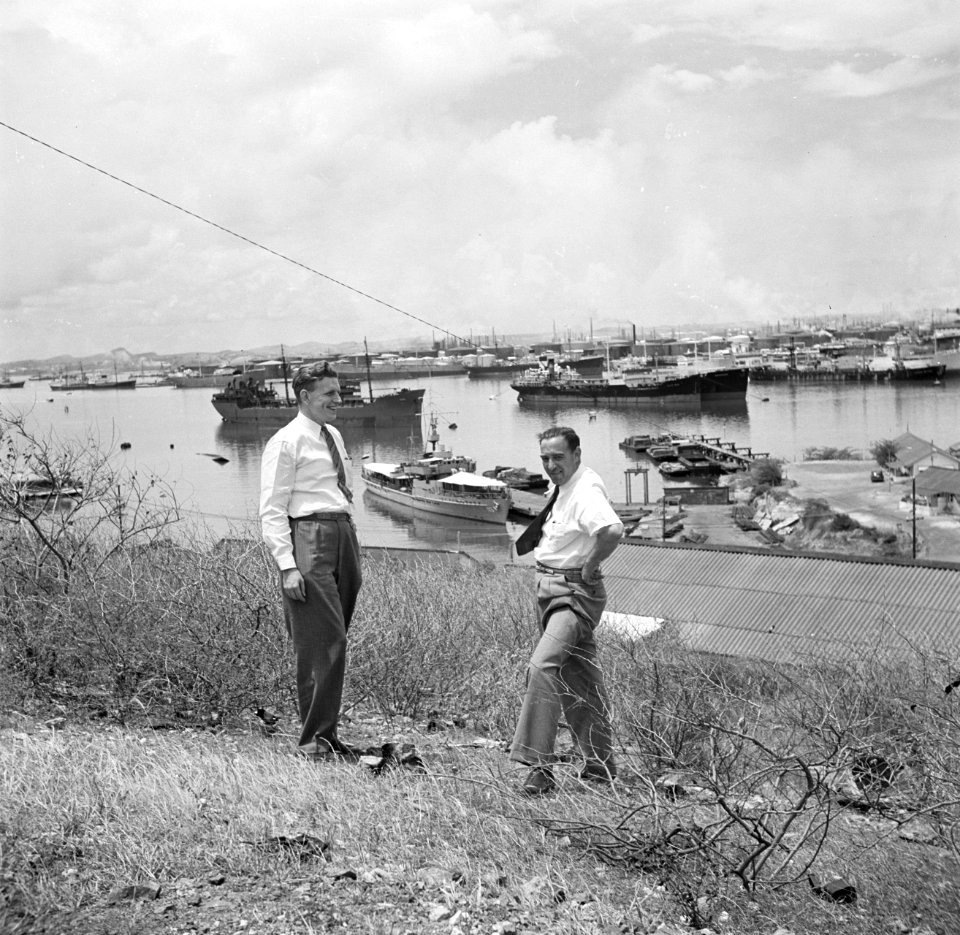De heren Frielink en Kamsteeg bij de haven van de Isla-raffinaderij op Curaçao, Bestanddeelnr 252-7608
