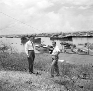De heren Frielink en Kamsteeg bij de haven van de Isla-raffinaderij op Curaçao, Bestanddeelnr 252-7608