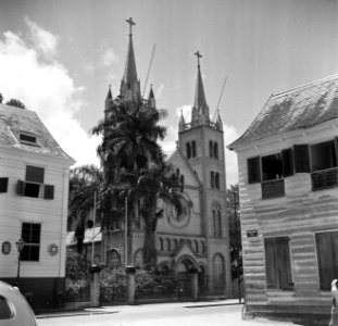 De houten SS Petrus-en-Pauluskathedraal aan de Gravenstraat in Paramaribo, Bestanddeelnr 252-6098