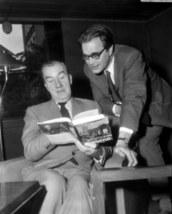 De Iers-Amerikaans journalist en historicus Cornelius Ryan met rechts de schrijv, Bestanddeelnr 919-6162