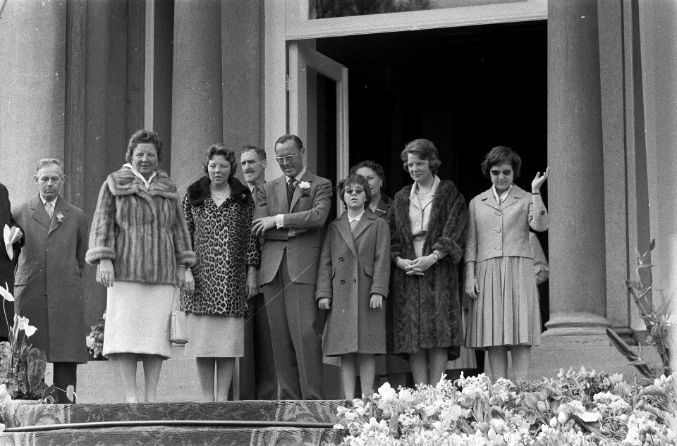 De koninklijke familie op het bordes van paleis Soestdijk, Bestanddeelnr 911-2037