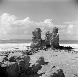De kuststrook bij Atlit in de buurt van Haifa met archeologische muurresten op …, Bestanddeelnr 255-1474