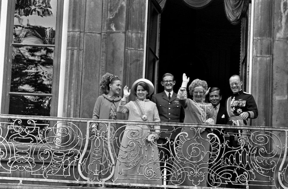 De Koninklijke familie zwaait de bevolking toe vanaf een balkon van het paleis L, Bestanddeelnr 921-6874