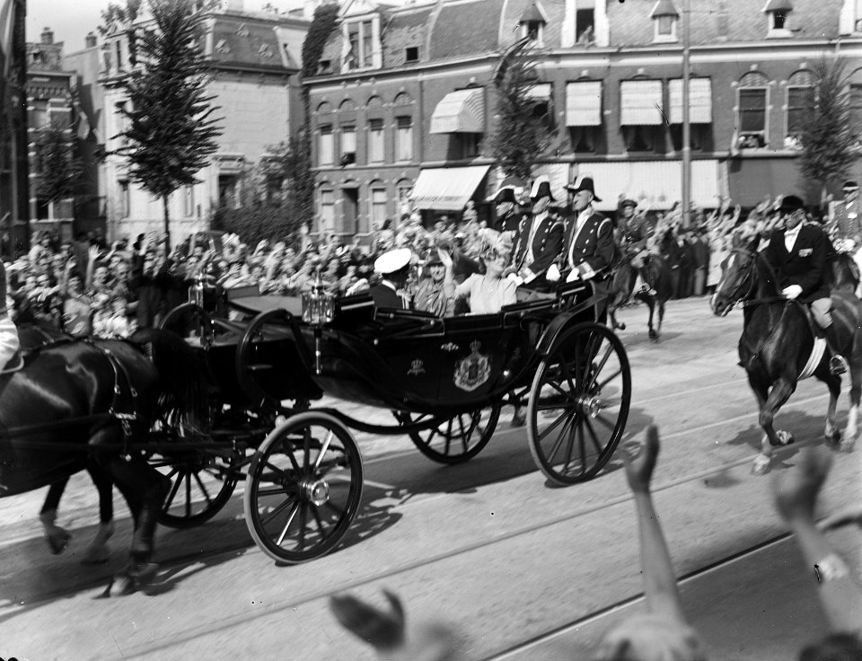 De koninklijke Familie tijdens de rit naar het Olympisch stadion in Amsterdam, v, Bestanddeelnr 900-0048