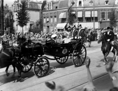 De koninklijke Familie tijdens de rit naar het Olympisch stadion in Amsterdam, v, Bestanddeelnr 900-0048