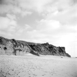 De kuststrook bij Askalon met archeologische muurresten en zuilen aan het strand, Bestanddeelnr 255-1472