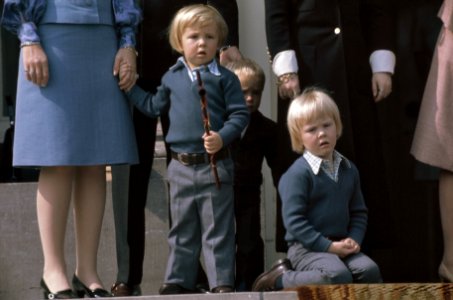 De koninklijke familie op het bordes van paleis Soestdijk bij het defile op Koni, Bestanddeelnr 254-9218