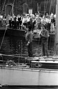 De intocht van Zijdenbos op zijn schip, naast hem zijn zoon Louis, Bestanddeelnr 922-6655