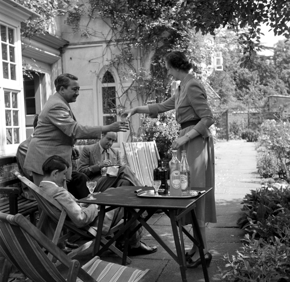 De kunstenaar Eppo Doeve in de tuin van de Old Lodge in Terlow (Buckinghamshire), Bestanddeelnr 254-2862