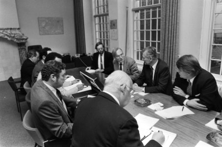 De in ons land aanwezige Arubaanse delegatie had in Den Haag een gesprek met min, Bestanddeelnr 933-5103