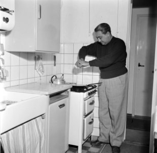 De kunstenaar Eppo Doeve bakt een ei in zijn keuken, Bestanddeelnr 254-2930
