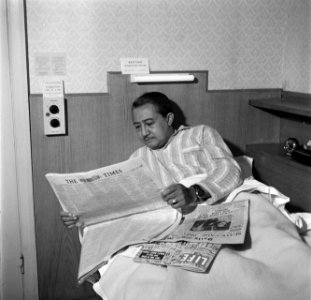 De kunstenaar Eppo Doeve leest kranten in bed van het Green Park Hotel in Londen, Bestanddeelnr 254-2908
