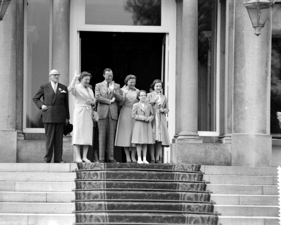 De koninklijke familie staat op het bordes van Paleis Soestdijk en wuift naar he, Bestanddeelnr 909-5212