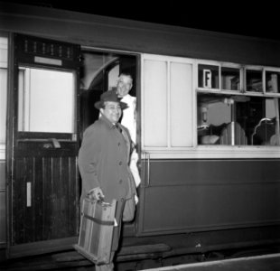 De kunstenaar Eppo Doeve verlaat op Liverpool Street Station de boottrein, Bestanddeelnr 254-2912