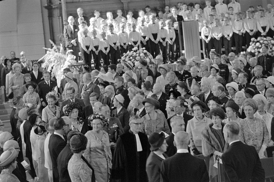 De Koninklijke familie wandelt temidden van andere kerkgangers de kerk binnen. O, Bestanddeelnr 921-6653