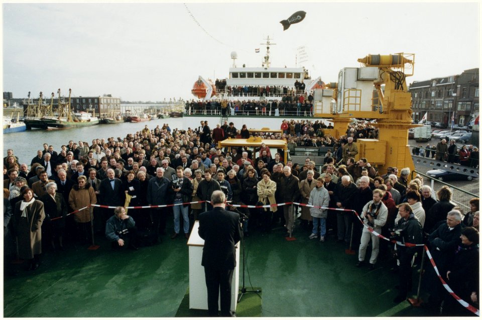 De IJmuidense reder Cor Vrolijk bij overdracht hektrawler Carolien. NL-HlmNHA 54050118
