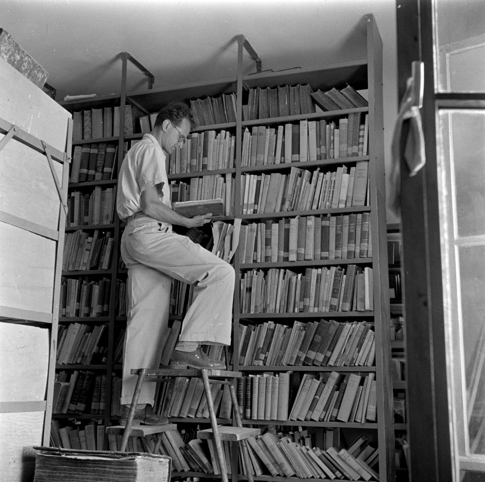 De in kibboets Kiwath Brenner tot bibliothecaris omgeschoolde kunstschilder Carl, Bestanddeelnr 255-0592