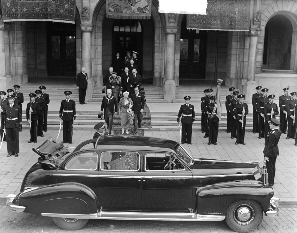 De koninklijke familie verlaat het stadhuis, Bestanddeelnr 903-3831