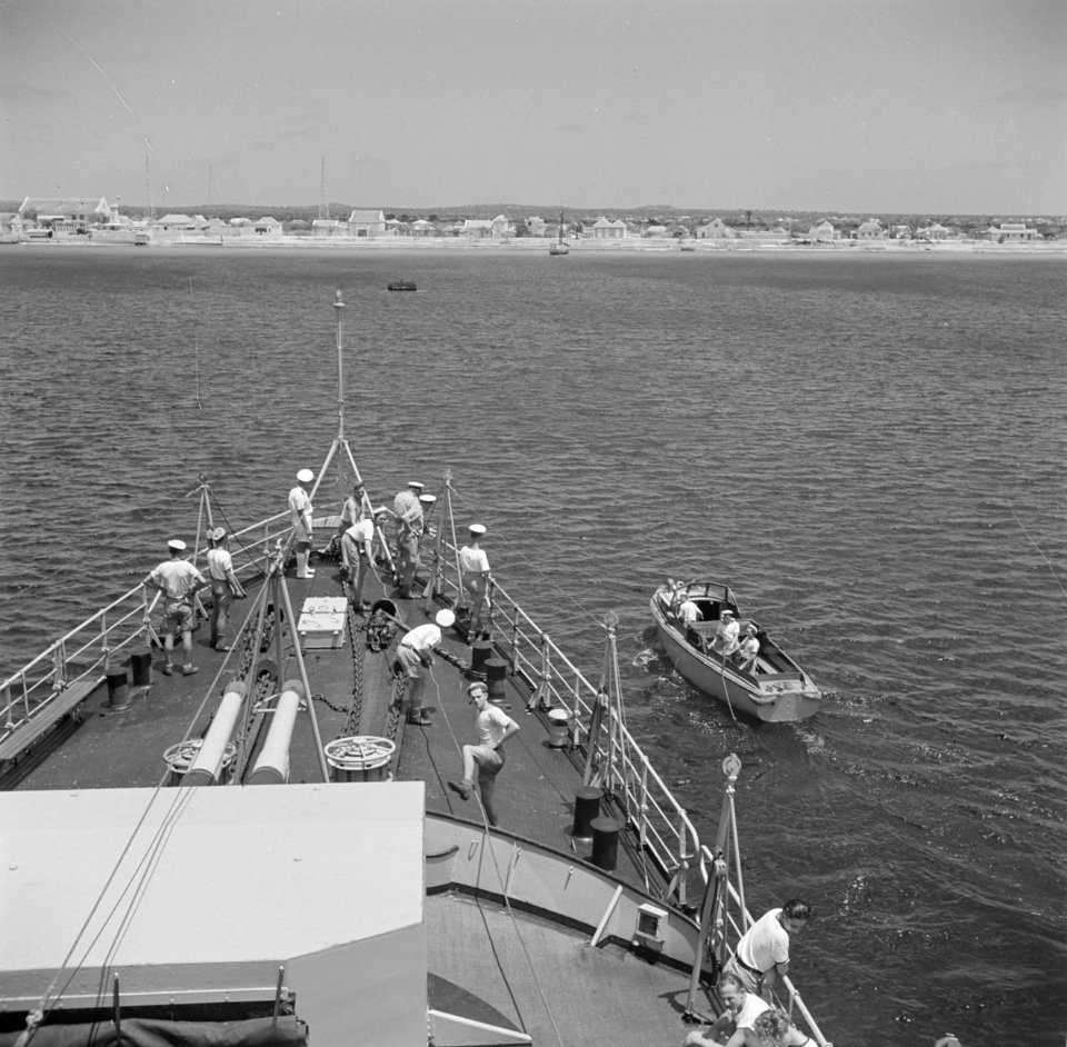 De kust van Bonaire gezien vanaf Hr Ms Van Speijk, Bestanddeelnr 252-8541