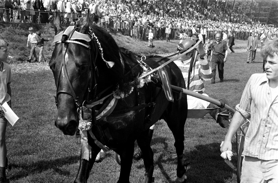 De huldiging van Jan Wagenaar jr. met zijn paard Henri Buitenzorg, Bestanddeelnr 922-6799