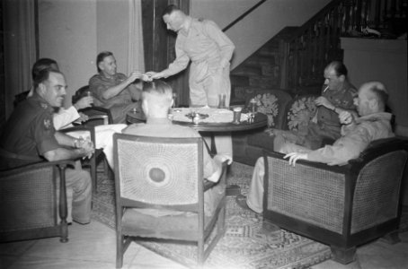 De legercommandant, luitenant-generaal S.H. Spoor, biedt de Britse officieren ee, Bestanddeelnr 87-2-5