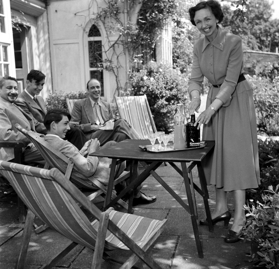 De kunstenaar Eppo Doeve in de tuin van de Old Lodge in Terlow (Buckinghamshire), Bestanddeelnr 254-2860