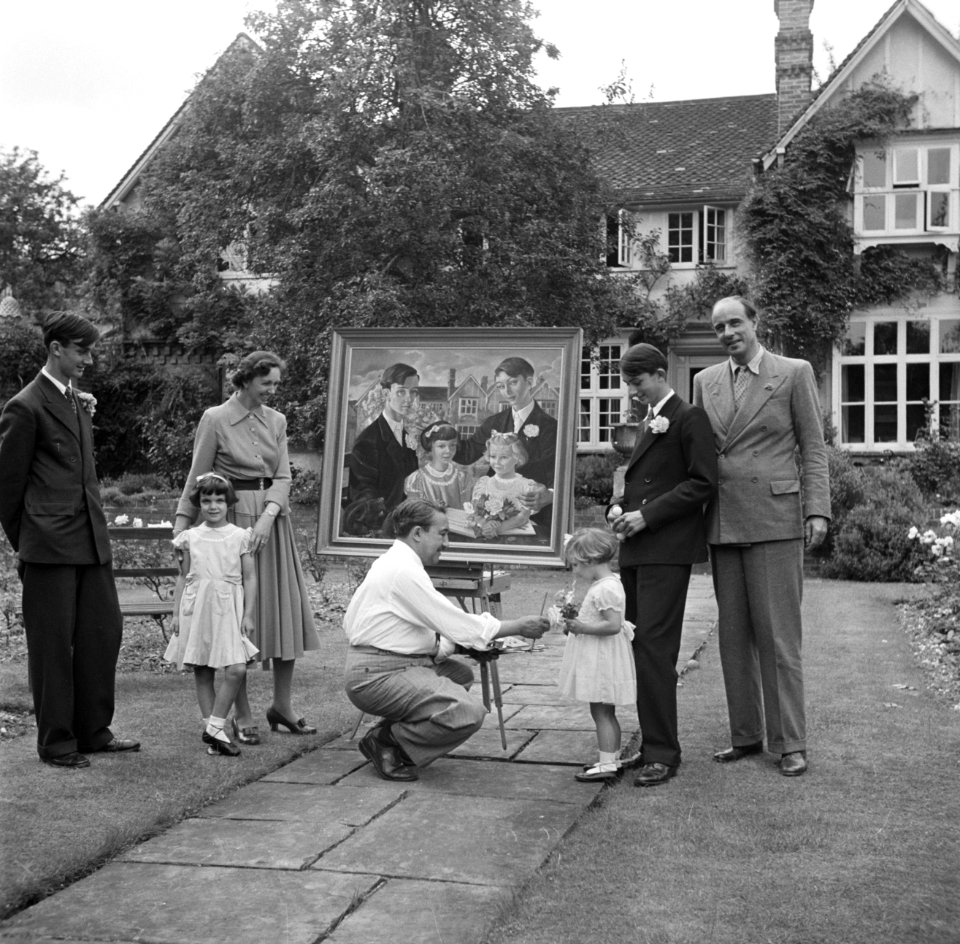 De kunstenaar Eppo Doeve met de familie Martienau voor het portret van de kinder, Bestanddeelnr 254-2905