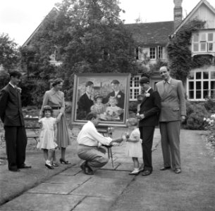 De kunstenaar Eppo Doeve met de familie Martienau voor het portret van de kinder, Bestanddeelnr 254-2905