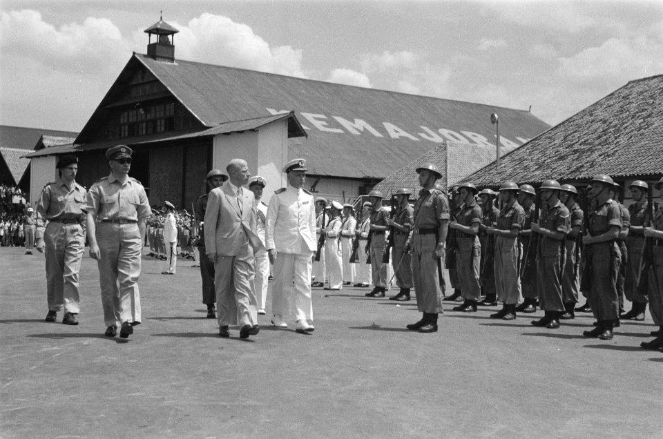 De Hoge Commissaris der Kroon, dr. L.J.M. Beel inspecteert de erewacht in gezels, Bestanddeelnr 2082