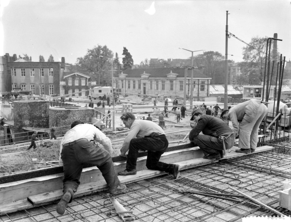 De Hortusbrug bijna gereed, afwerken van de Hortusbrug op de voorgrond werkzaamh, Bestanddeelnr 911-6830