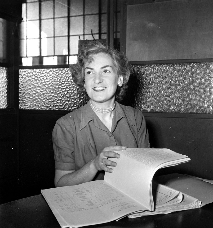 De journaliste Jeanne Roos, werkzaam bij een van de Amsterdamse dagbladen, zals , Bestanddeelnr 904-7767