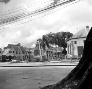 De Hervormde Kerk op het Kerkplein in Paramaribo. Links het monument voor de Sur, Bestanddeelnr 252-6133