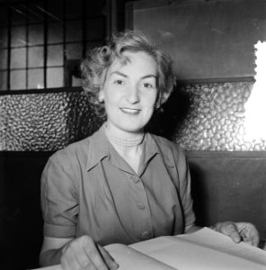 De journaliste Jeanne Roos, werkzaam bij een van de Amsterdamse dagbladen, zals , Bestanddeelnr 934-5359